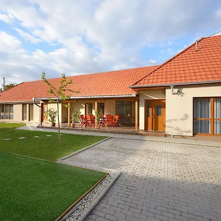 Virag Vendeghaz Hercegkut