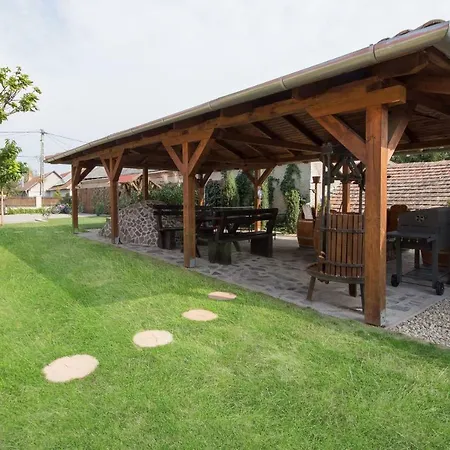 Virag Vendeghaz 아파트 Hercegkut