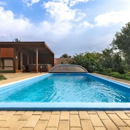 Virag Vendeghaz Hercegkut