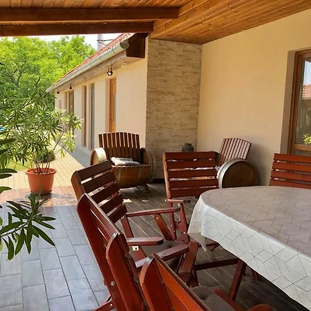 Virag Vendeghaz Hercegkut