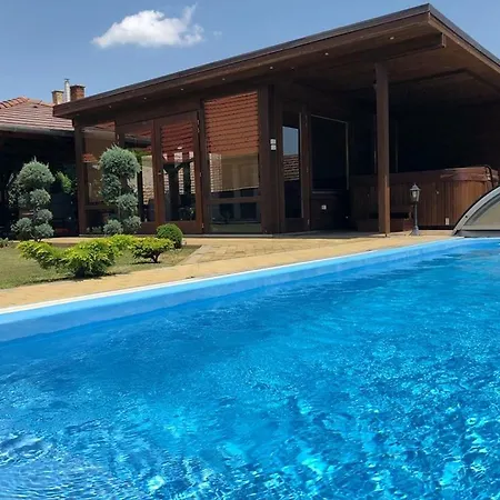 Virag Vendeghaz 아파트 *