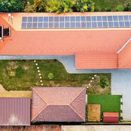 Virag Vendeghaz 아파트 *