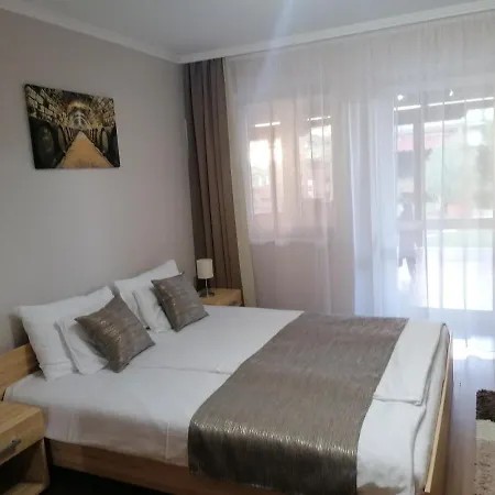 Virag Vendeghaz 아파트 *